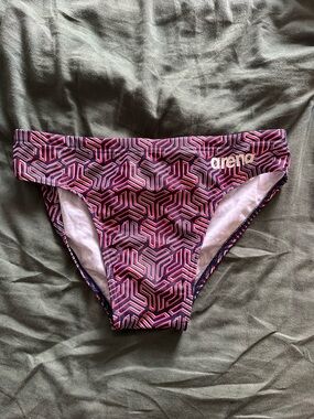 Arena Men’s Geometric Red & Navy Swim Trunksy